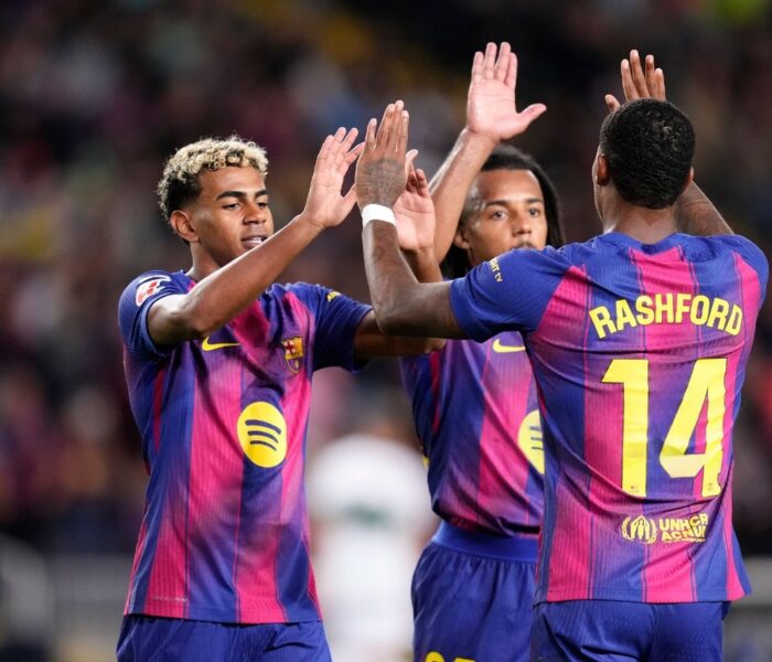 Rashford, Yamal e Koundé celebram o terceiro gol do Barcelona clube. Foto: Jose Breton/Pics Action/NurPhoto/Getty Images — Reprodução.