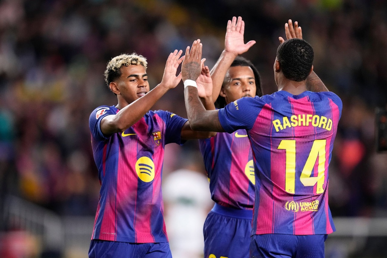 Rashford, Yamal e Koundé celebram o terceiro gol do Barcelona clube. Foto: Jose Breton/Pics Action/NurPhoto/Getty Images — Reprodução.