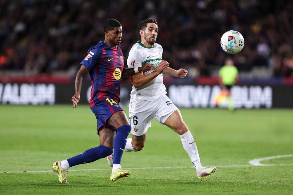 Marcus Rashford (esq) e Pedro Bigas (dir) disputam a bola. Foto: Javier Borrego/Europa Press/Getty Images — Reprodução.