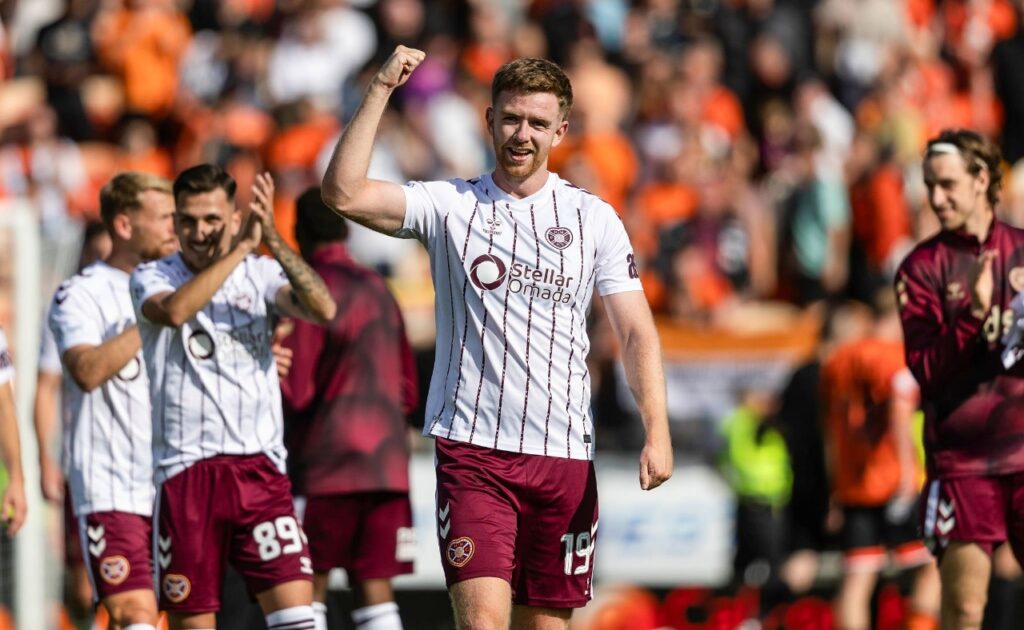 Stuart Findlay comemora o gol da vitória do Hearts sobre o Dundee Fc, por 3 a 2. O zagueiro foi autor de dois tentos na partida e foi o principal destaque. Foto: Mark Scates/SNS Group/Getty Images — Reprodução.