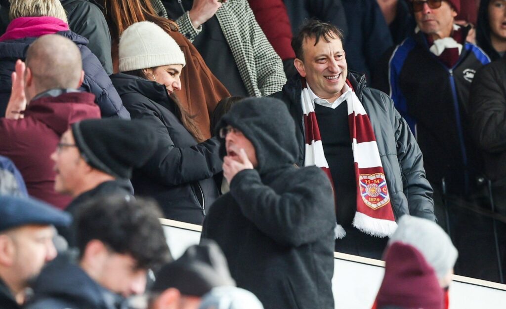 Trajado com o cachecol de sua equipe, Tony Bloom assistiu a vitória do Hearts sobre o Celtic por 3 a 1. Foto: Craig Williamson/SNS Group/Getty Images — Reprodução.