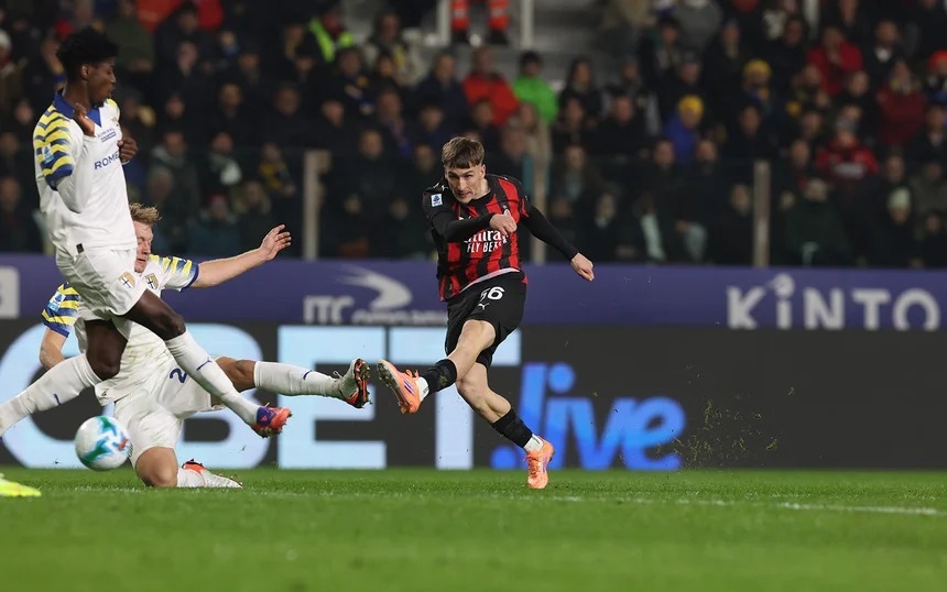 Saelemaekers abriu o placar para o Milan contra o Parma, fora de casa. Foto: AC Milan/Official Website — Reprodução.