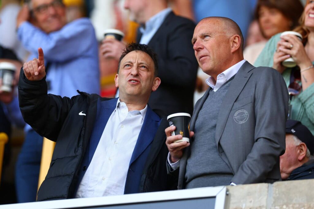 Diretamente das tribunas, Tony Bloom (à esq) e Paul Barber (à dir) comparecendo ao jogo do Brighton contra o Wolves. Foto: Chris Brunskill/Getty Images — Reprodução.