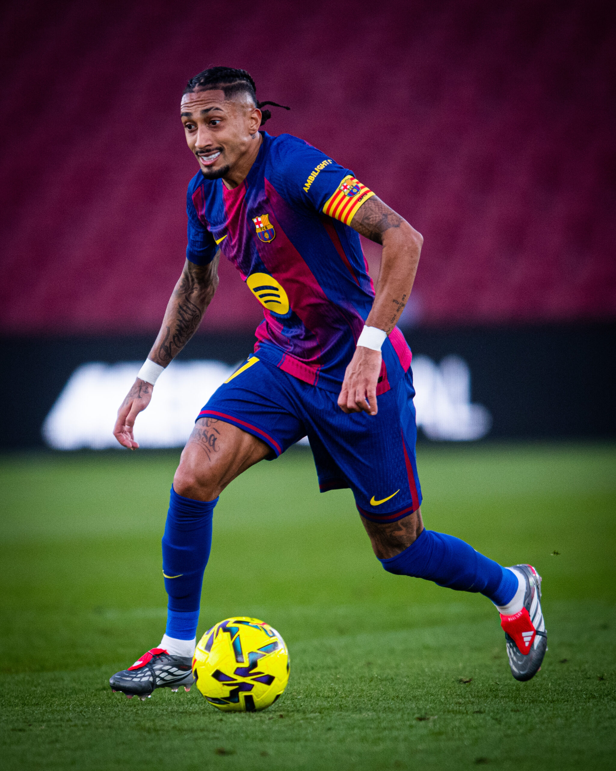 Raphinha deu duas assistências na partida entre Barcelona e Alavés