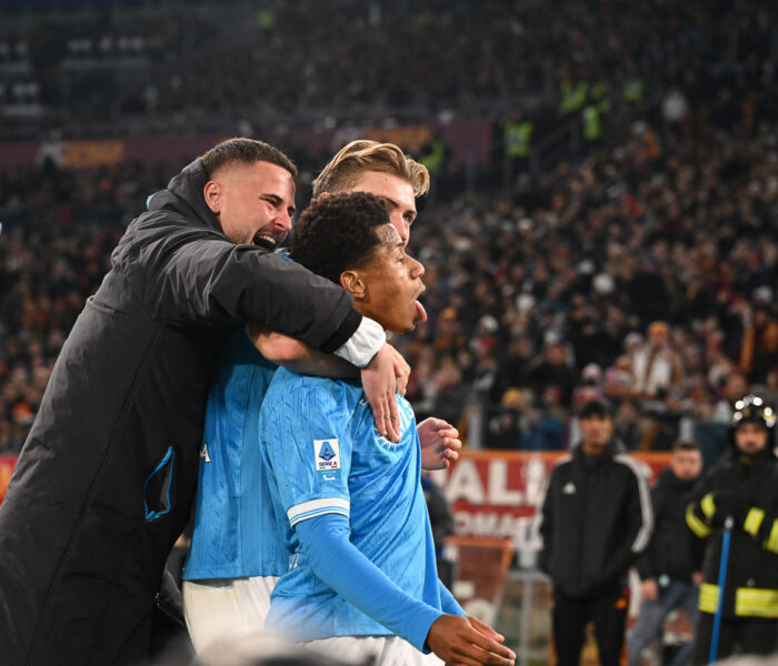 David Neres é abraçado pelos companheiros. Foto: SSC Napoli/Reprodução