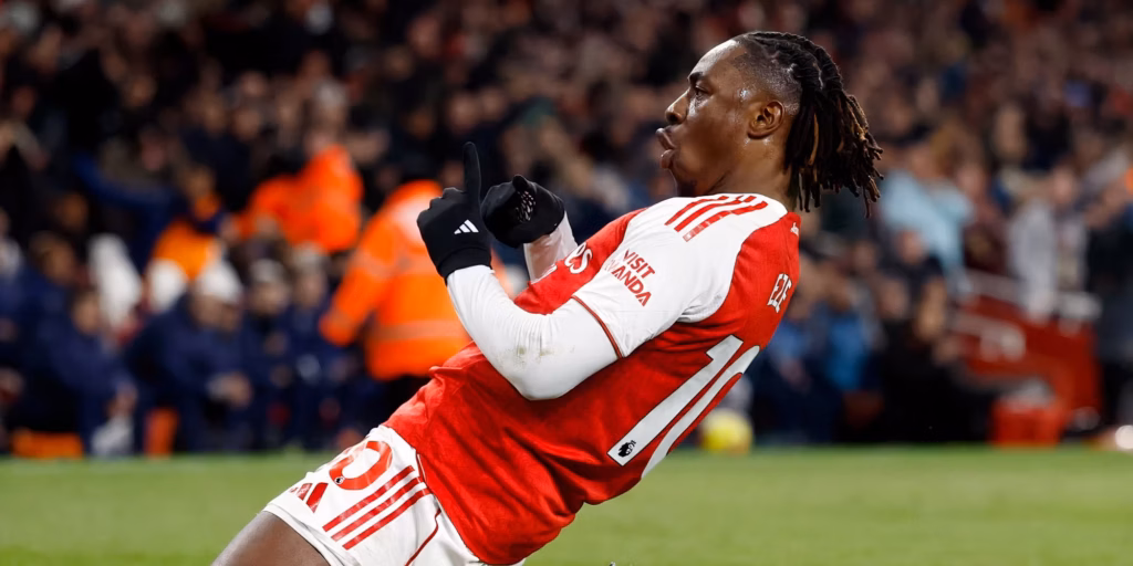 Eze comemora um dos gols de seu hat-trick na vitória do Arsenal sobre o Tottenham por 4 a 1
