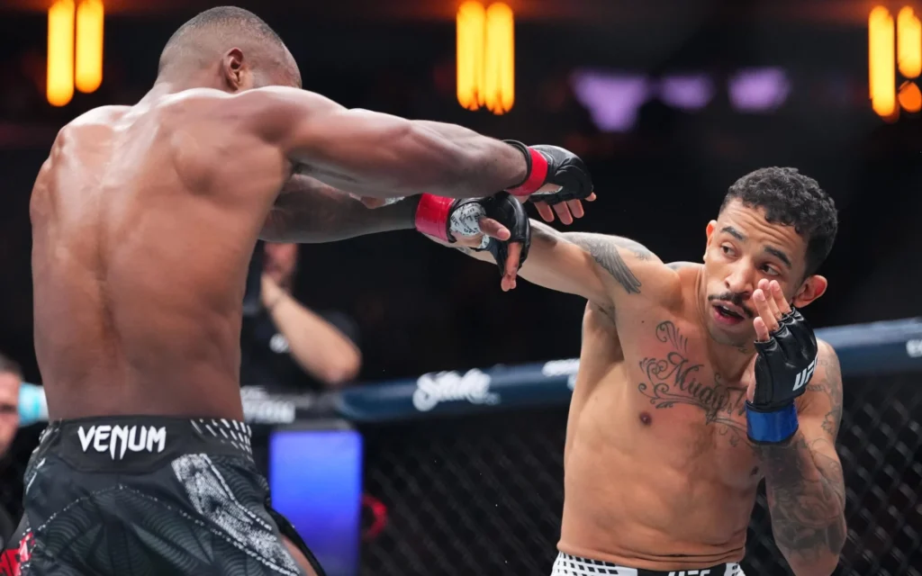 Carlos Prates faz história com nocaute espetacular sobre Leon Edwards, sendo o primeiro a nocautear o ex-campeão no UFC