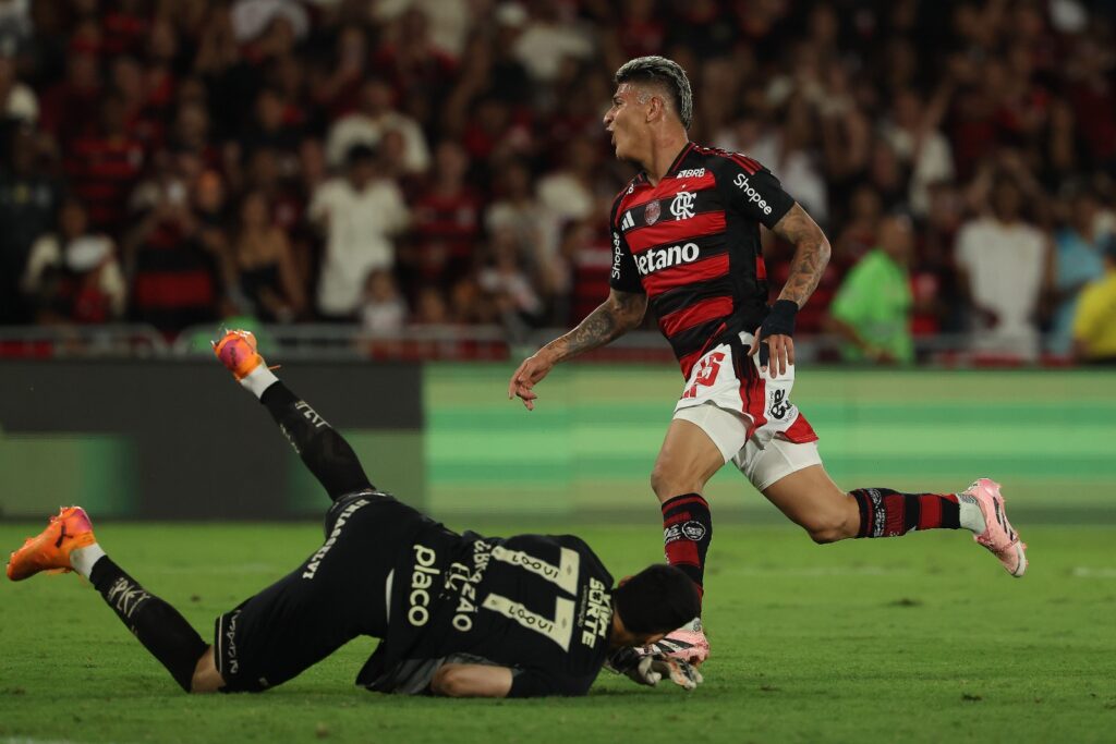 Carrascal faz o segundo gol do Flamengo na vitória por 3 a 2 diante do Santos