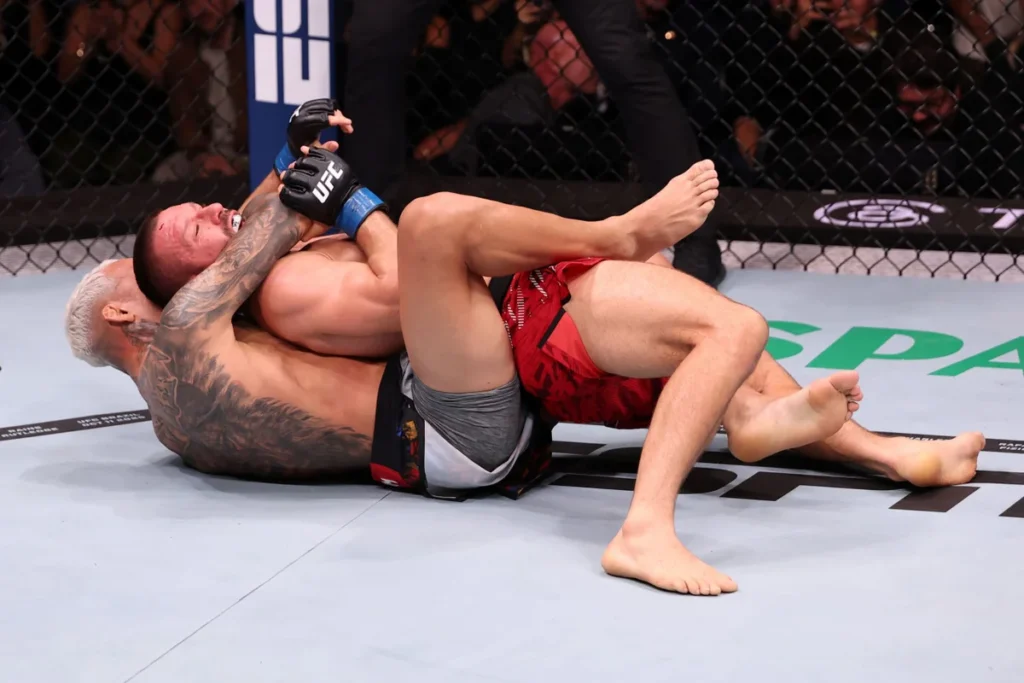 Charles Oliveira finalizou Mateusz Gamrot em atuação de gala