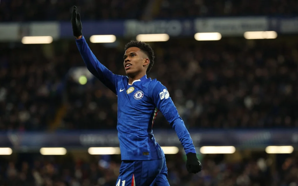 Estevão marca golaço em vitória maiúscula do Chelsea sobre o Barcelona por 3 a 0
