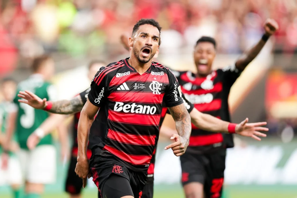 Danilo comemora o gol do título da Libertadores do Flamengo