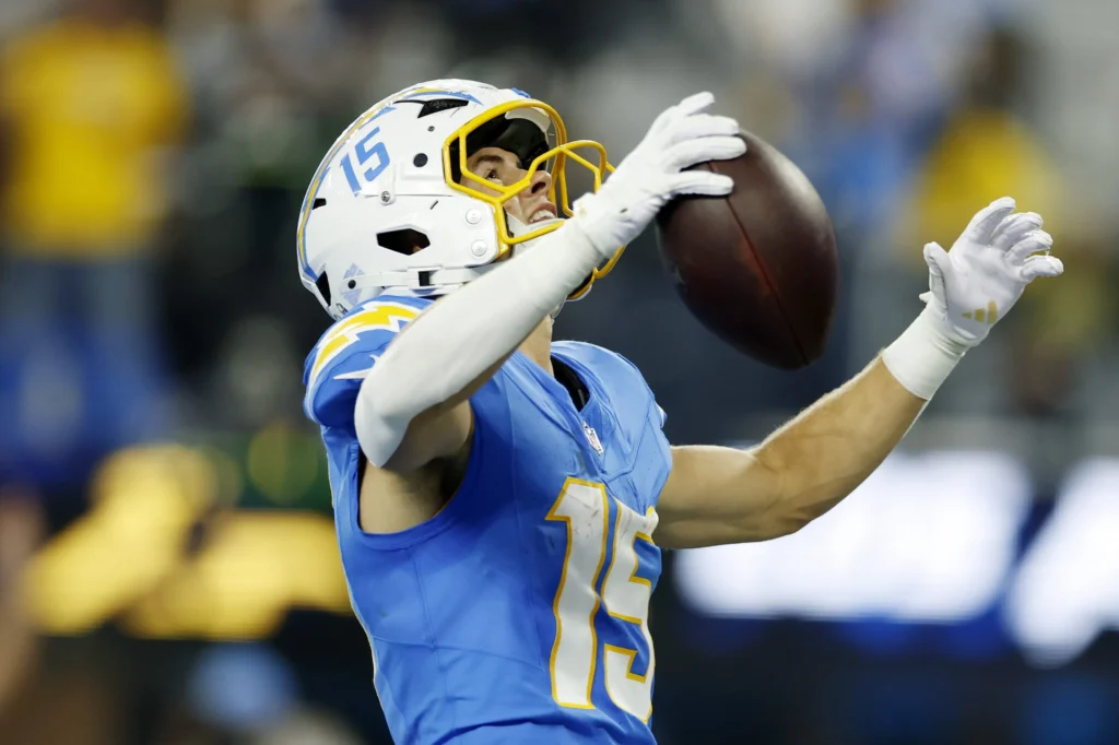 Ladd McConkey comemora o primeiro touchdown da vitória do Los Angeles Chargers, sobre o Pittsburgh Steelers, por 25 a 10