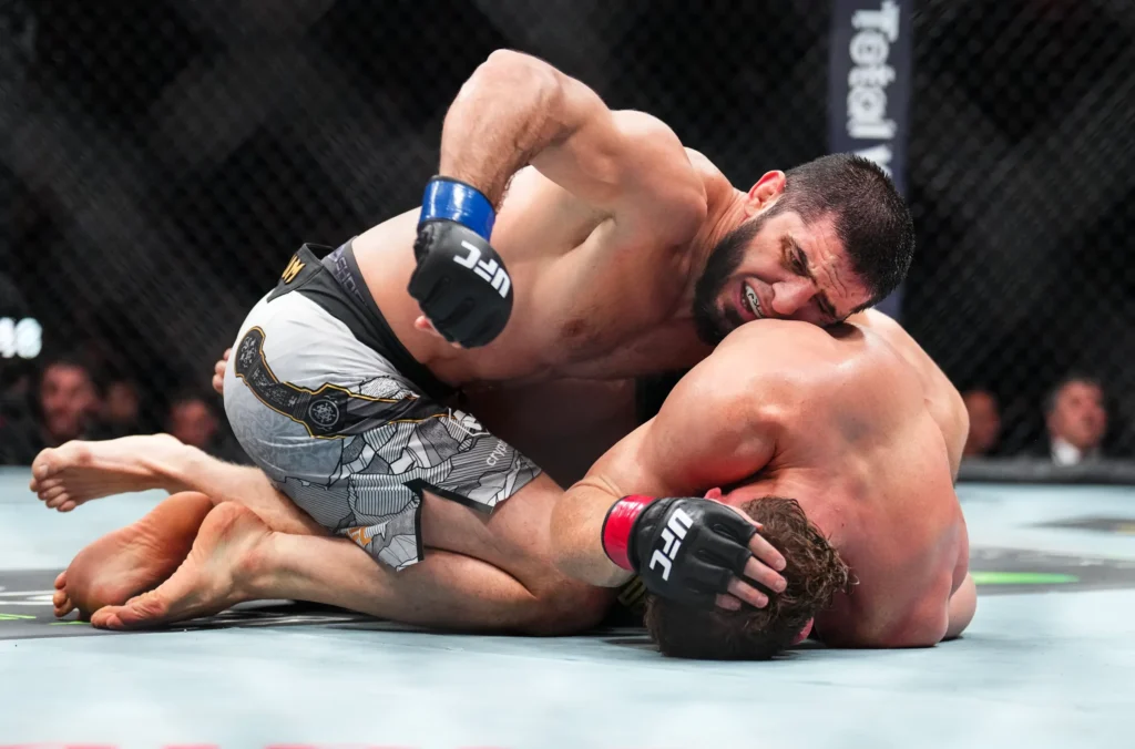 Islam Makhachev dominou completamente Jack Della Maddalena para conquistar o título dos meio-médios do UFC