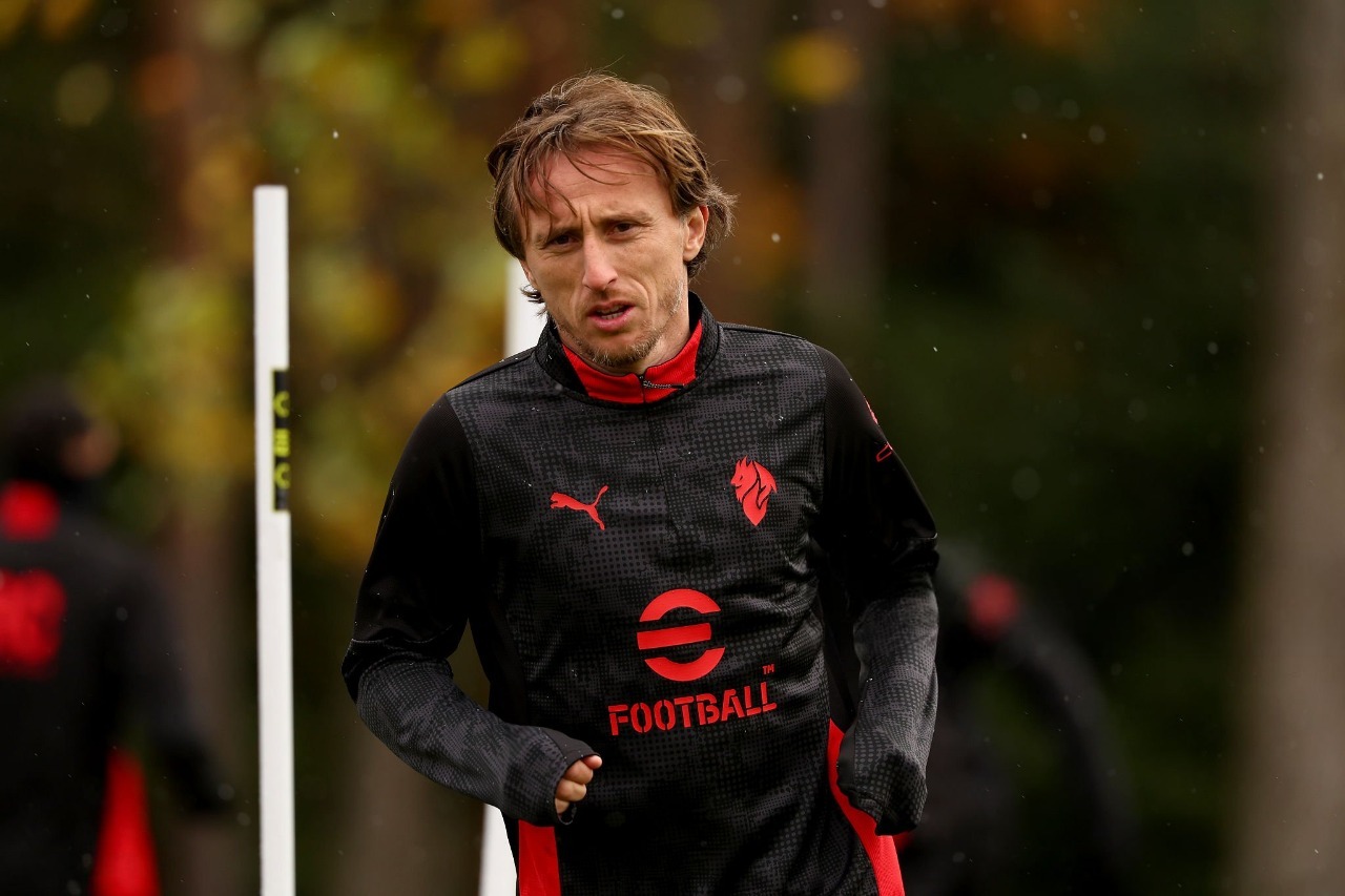 Modric treinou normalmente nesta sexta-feira (21) no Centro Esportivo de Carnago. Foto: Giuseppe Cottini/AC Milan — Reprodução.