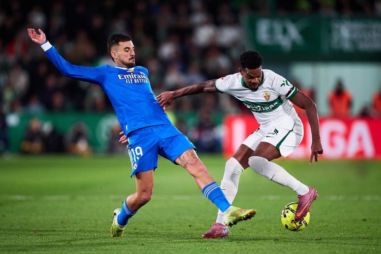 Diangana (Elche) tenta se livrar da marcação de Dani Ceballos (Real Madrid). Foto: Manuel Queimadelos/Quality Sport Images — Reprodução.