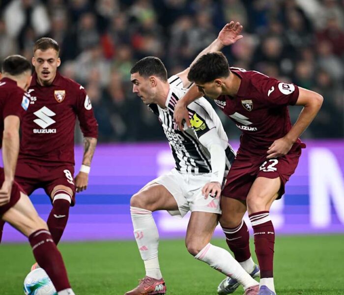 Vlahovic é marcado por três jogadores do Torino. O atacante da Juventus teve uma atuação apagada no clássico. Foto: Juventus Football Club/Site Oficial — Reprodução.