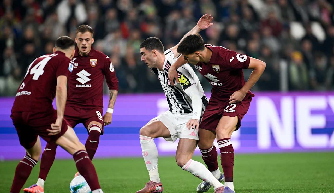 Vlahovic é marcado por três jogadores do Torino. O atacante da Juventus teve uma atuação apagada no clássico. Foto: Juventus Football Club/Site Oficial — Reprodução.