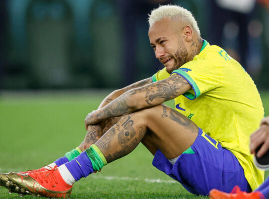 Neymar chora copiosamente após a eliminação do Brasil para a Croácia na Copa do Mundo de 2022. Foto: ABG-SI/Site Oficial — Reprodução.