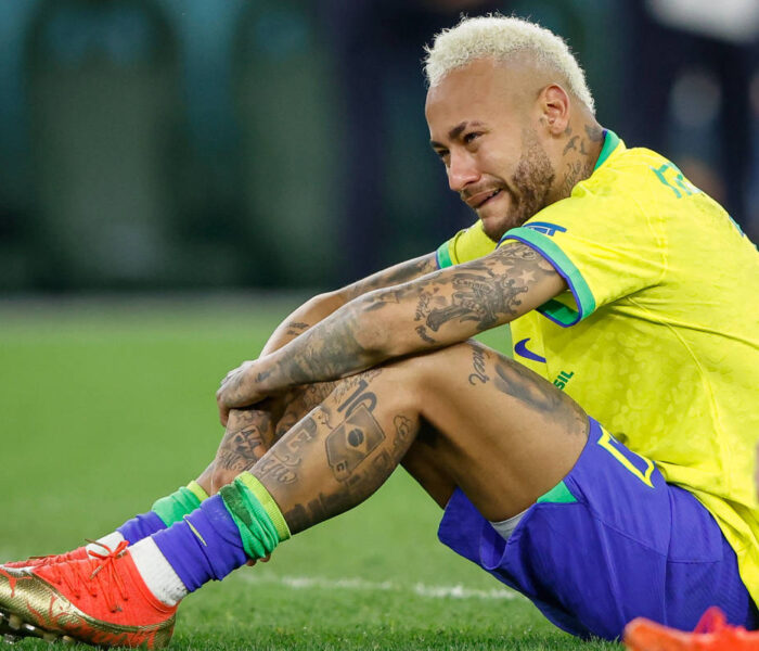Neymar chora copiosamente após a eliminação do Brasil para a Croácia na Copa do Mundo de 2022. Foto: ABG-SI/Site Oficial — Reprodução.