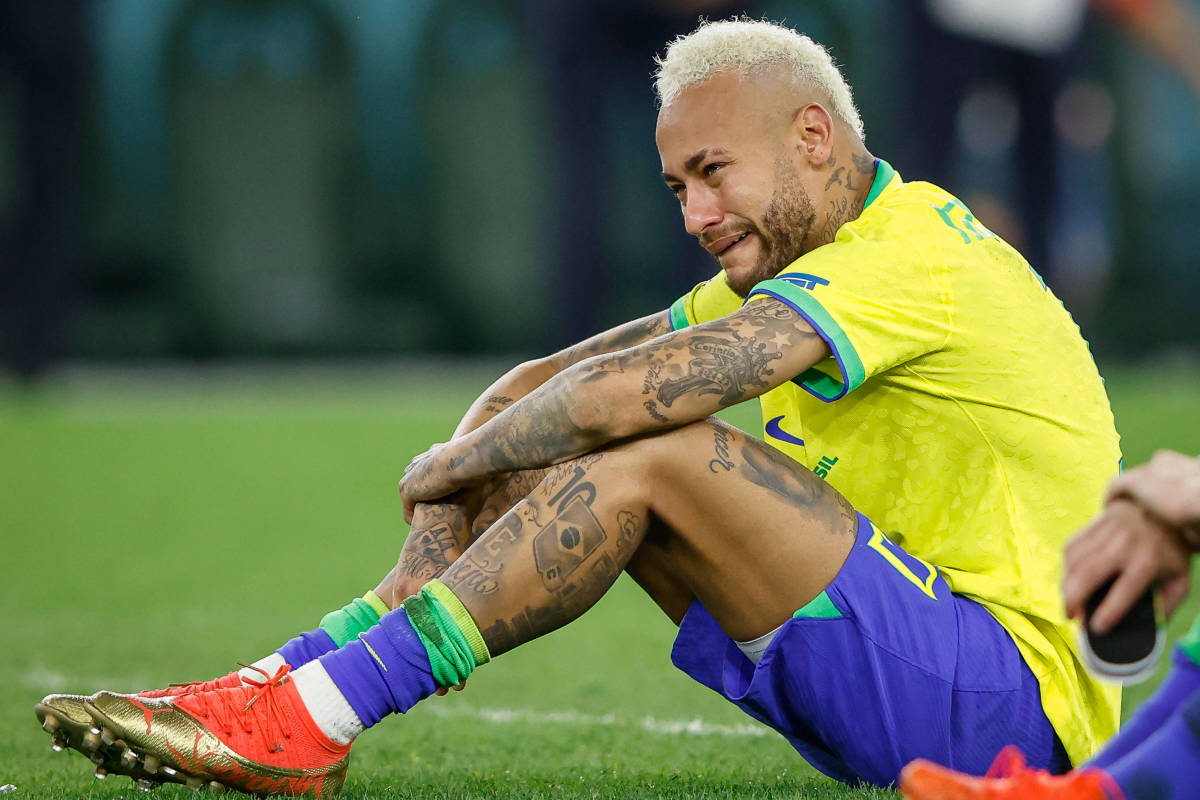 Neymar chora copiosamente após a eliminação do Brasil para a Croácia na Copa do Mundo de 2022. Foto: ABG-SI/Site Oficial — Reprodução.
