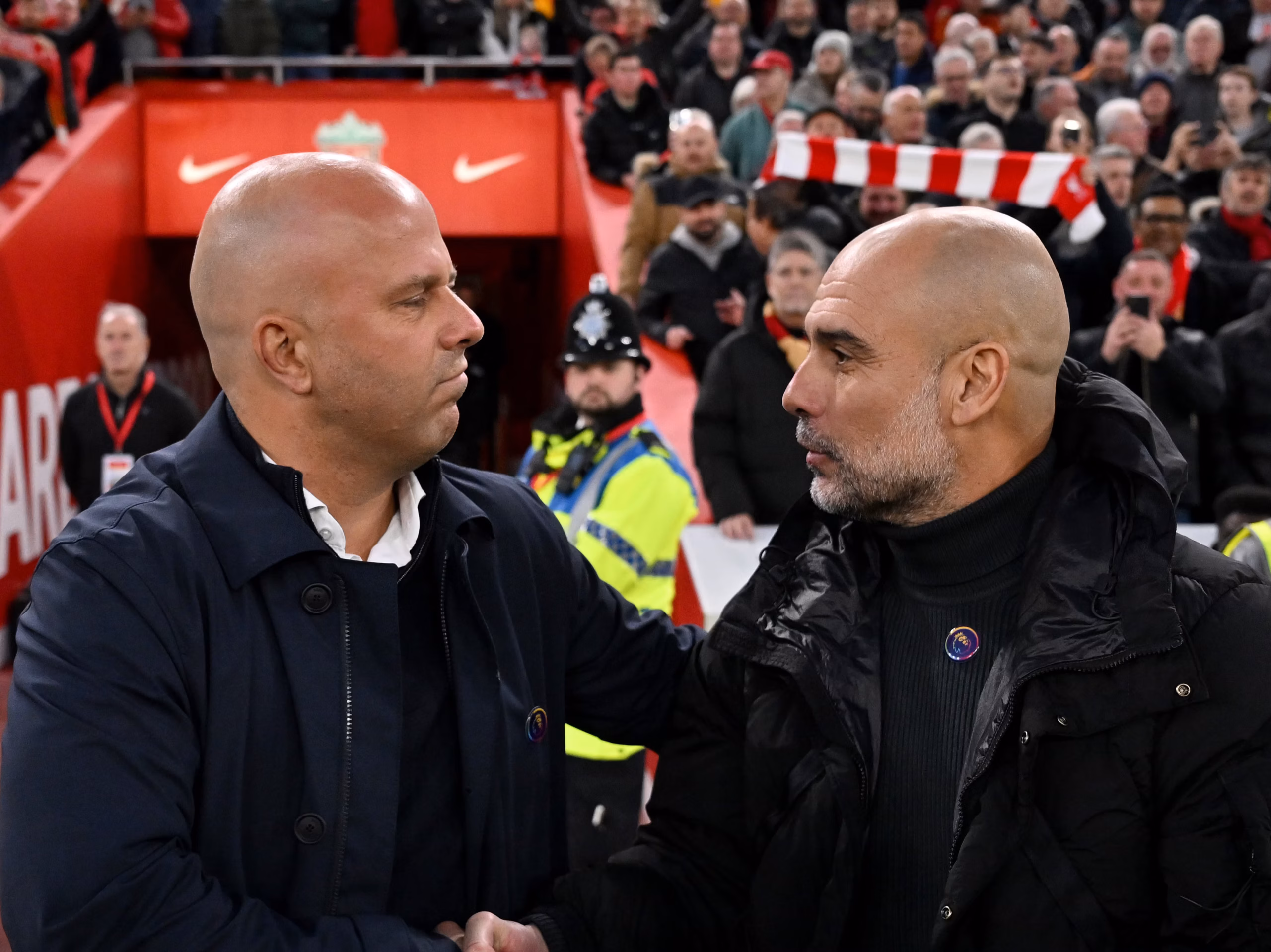 guardiola e slot manchester city e liverpool premier league