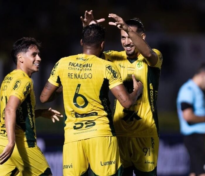 Reinaldo comemora com seus companheiros o gol do Mirassol. Foto: Douglas Moreti/Agência F8/Gazeta Press — Reprodução.
