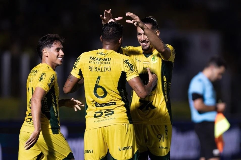 Reinaldo comemora com seus companheiros o gol do Mirassol. Foto: Douglas Moreti/Agência F8/Gazeta Press — Reprodução.