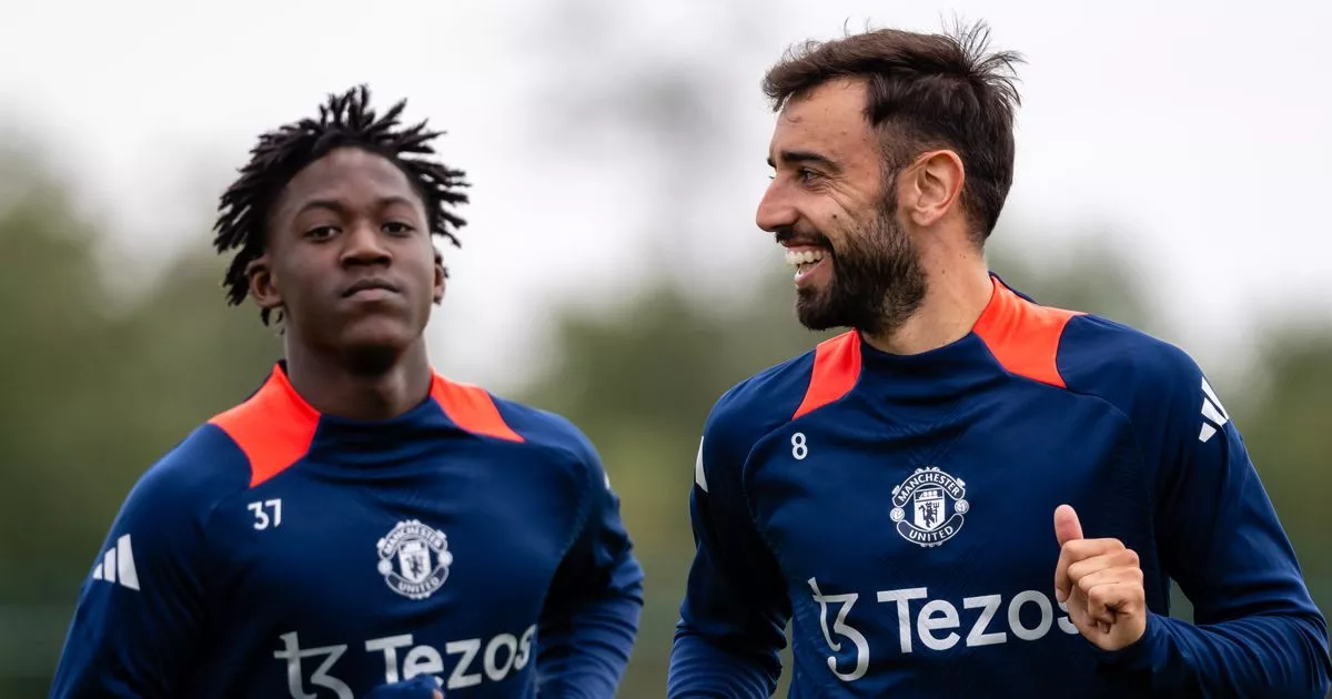 Kobbie Mainoo e Bruno Fernandes na sessão de treinos dos Red Devils. Foto: Ash Donelon/Manchester United via Getty Images.