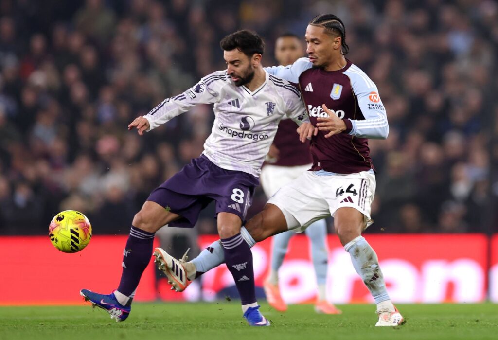 Kamara sai na caça de Bruno Fernandes. Foto: Divulgação / Aston Villa FC