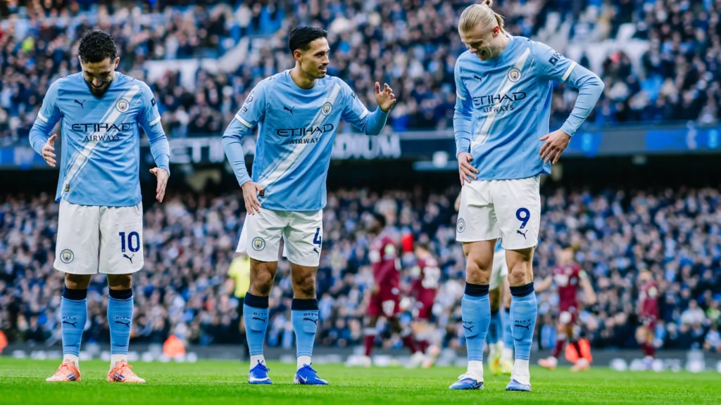 Cherki, Reijnders e Haaland fazem a comemoração do "robô". Foto: Divulgação / Manchester City.