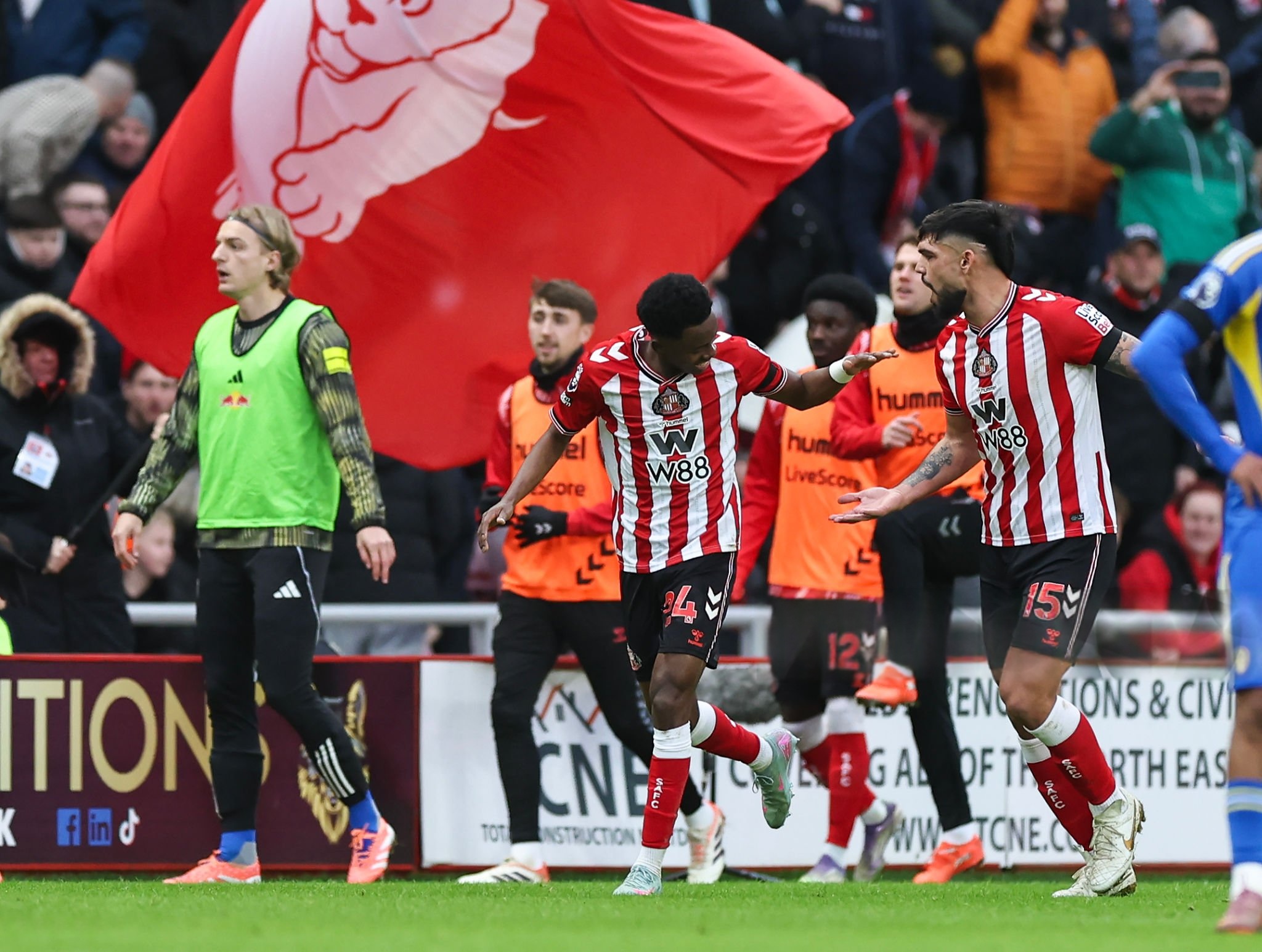 Adingra e Alderete comemoram o gol. Ambos serão jogadores importantes para a sequência da Premier League em 2026 Foto: Lee Parker - CameraSport via Getty Images
