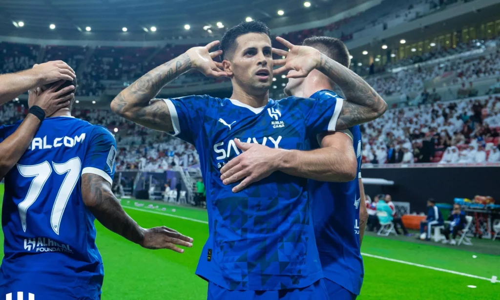 João Cancelo comemora o gol com a camisa do Al-Hilal. O jogador não está na lista de inscritos de Simone Inzaghi na disputa da Liga Saudita. Foto: Reprodução / The Asian Age
