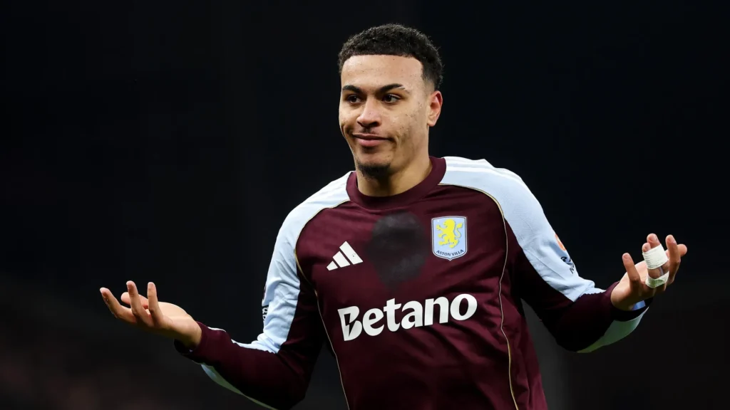 Morgan Rogers comemora. O jogador novamente foi protagonista do triunfo do Aston Villa. Foto: Divulgação / Premier League
