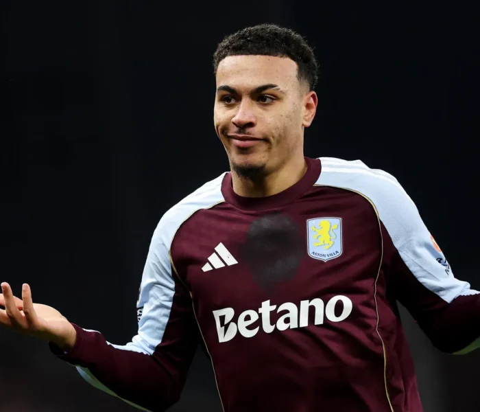 Morgan Rogers comemora. O jogador novamente foi protagonista do triunfo do Aston Villa. Foto: Reprodução/ Premier League