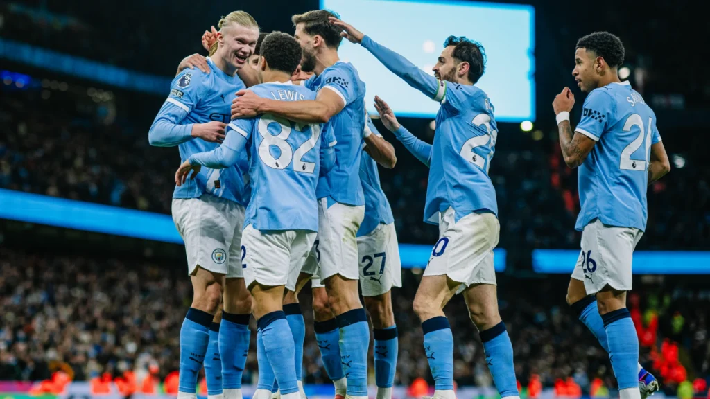 Haaland é abraçado pelos companheiros de Manchester City. Foto: Divulgação / Manchester City