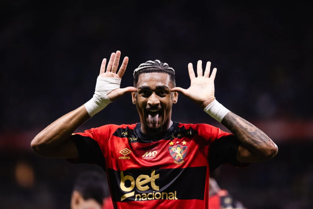 Derik Lacerda e Sport partiram relações em novembro deste ano, ainda com o Brasileirão em disputa. O jogador está livre para assinar com qualquer clube. Foto: Paulo Paiva/Sport Clube do Recife — Reprodução.