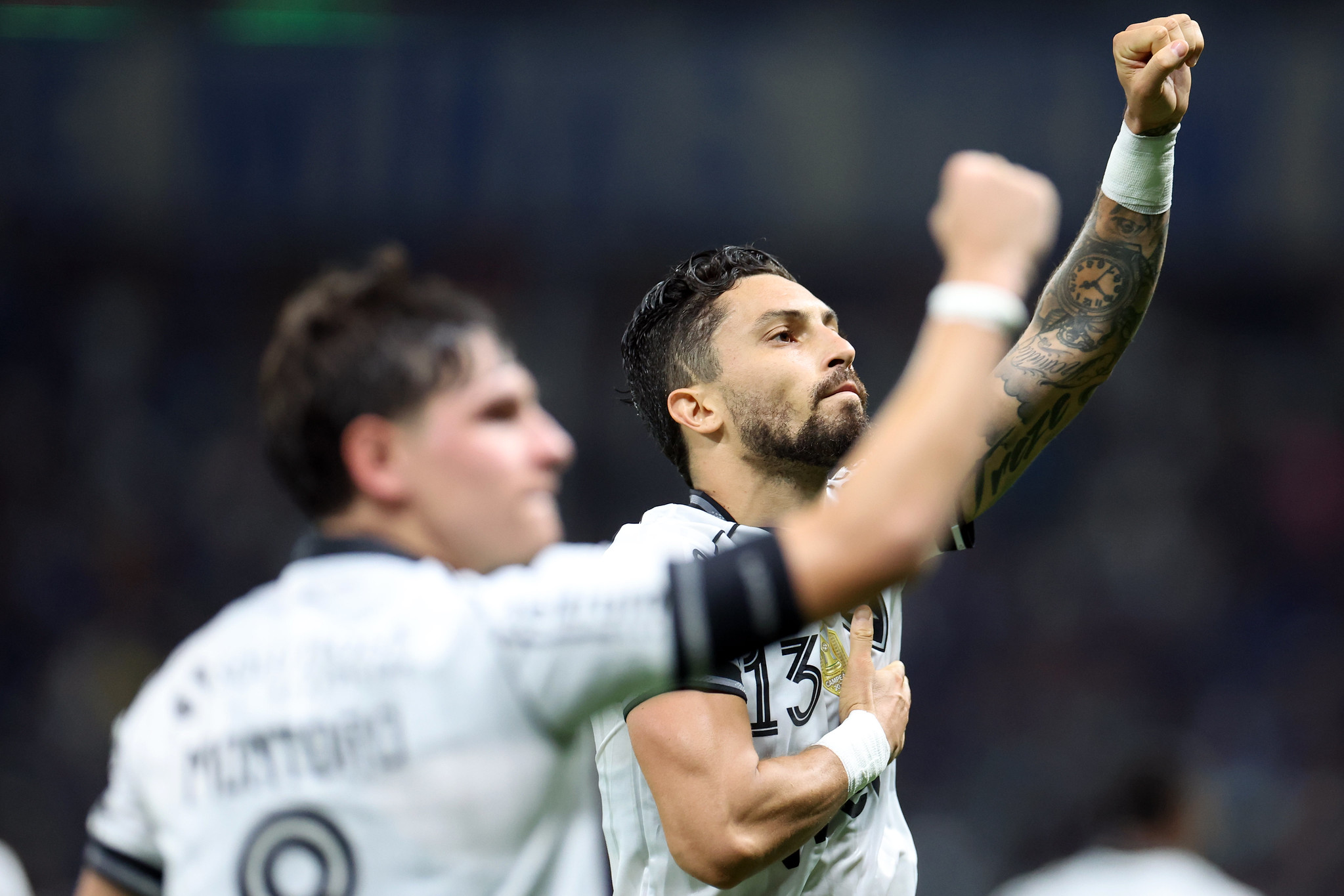 Alex Telles e Montoro comemoram o gol de empate do Botafogo. Foto: Vitor Silva/Botafogo