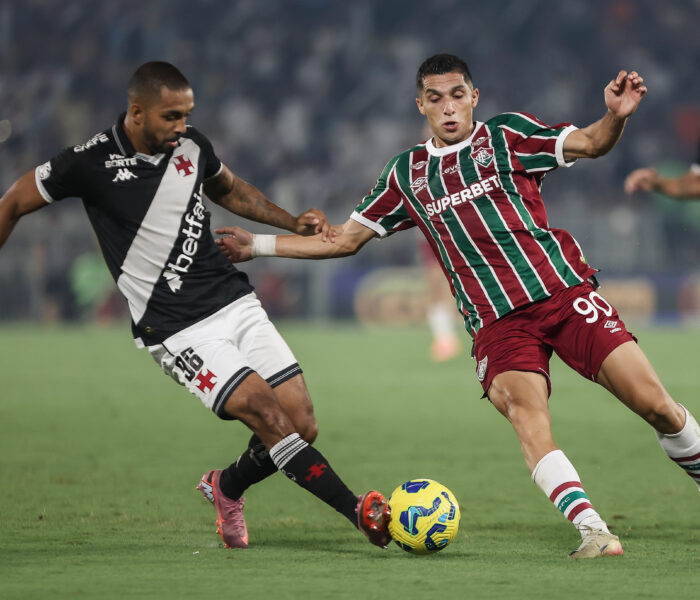 Serna e Paulo Henrique disputam bola em jogo entre Fluminense e Vasco