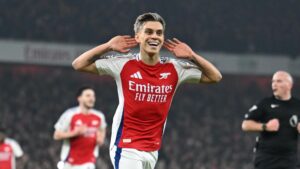 Trossard comemora o gol marcado. Foto: BBC Sport/Getty Images