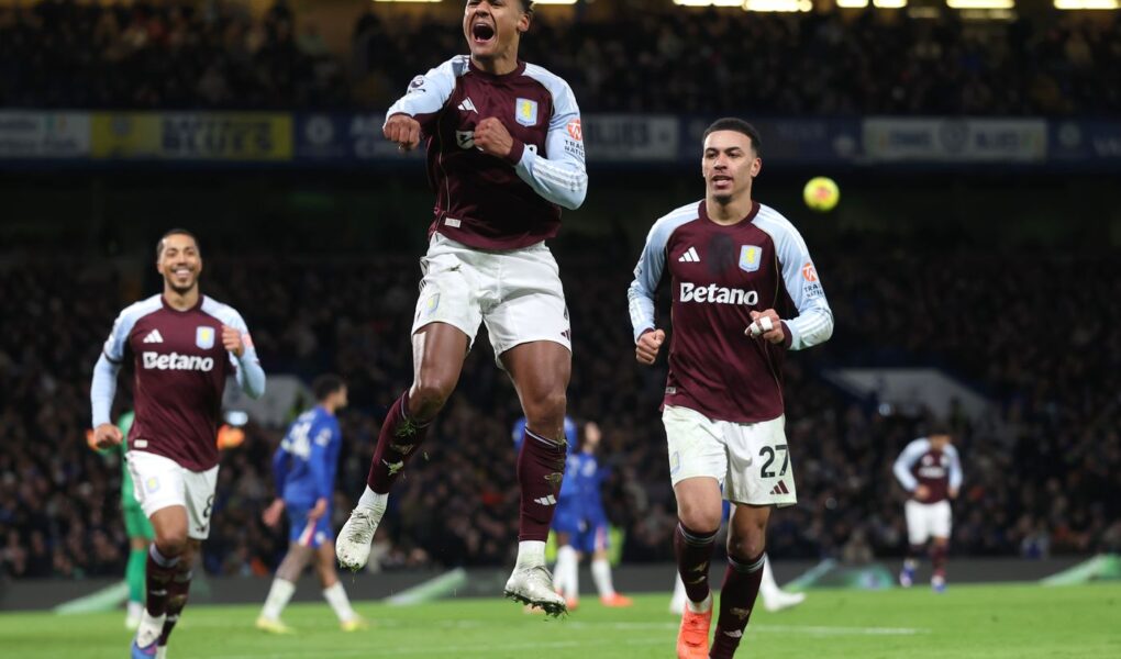Watkins comemora com a torcida do Villa em Stamford Bridge. Foto: Divulgação / Aston Villa FC.