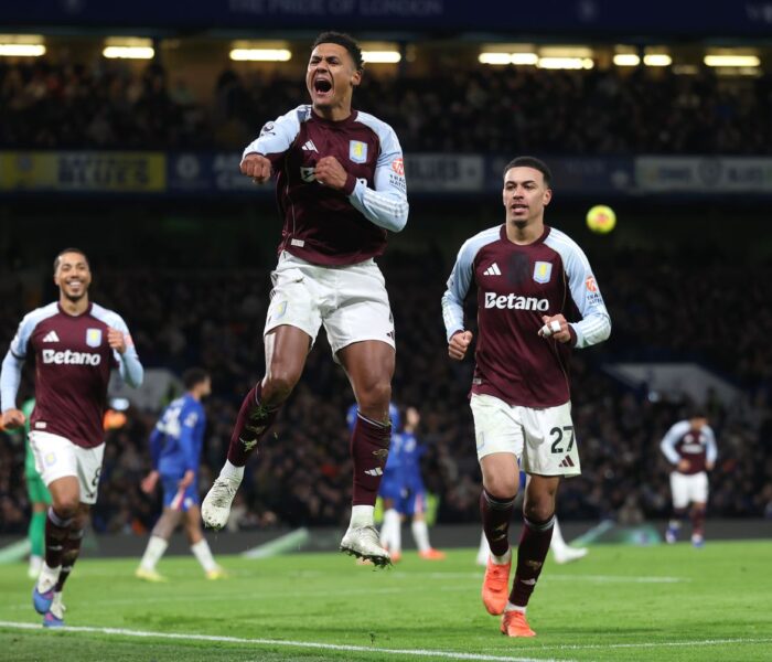 Watkins comemora com a torcida do Villa em Stamford Bridge. Foto: Divulgação / Aston Villa FC.