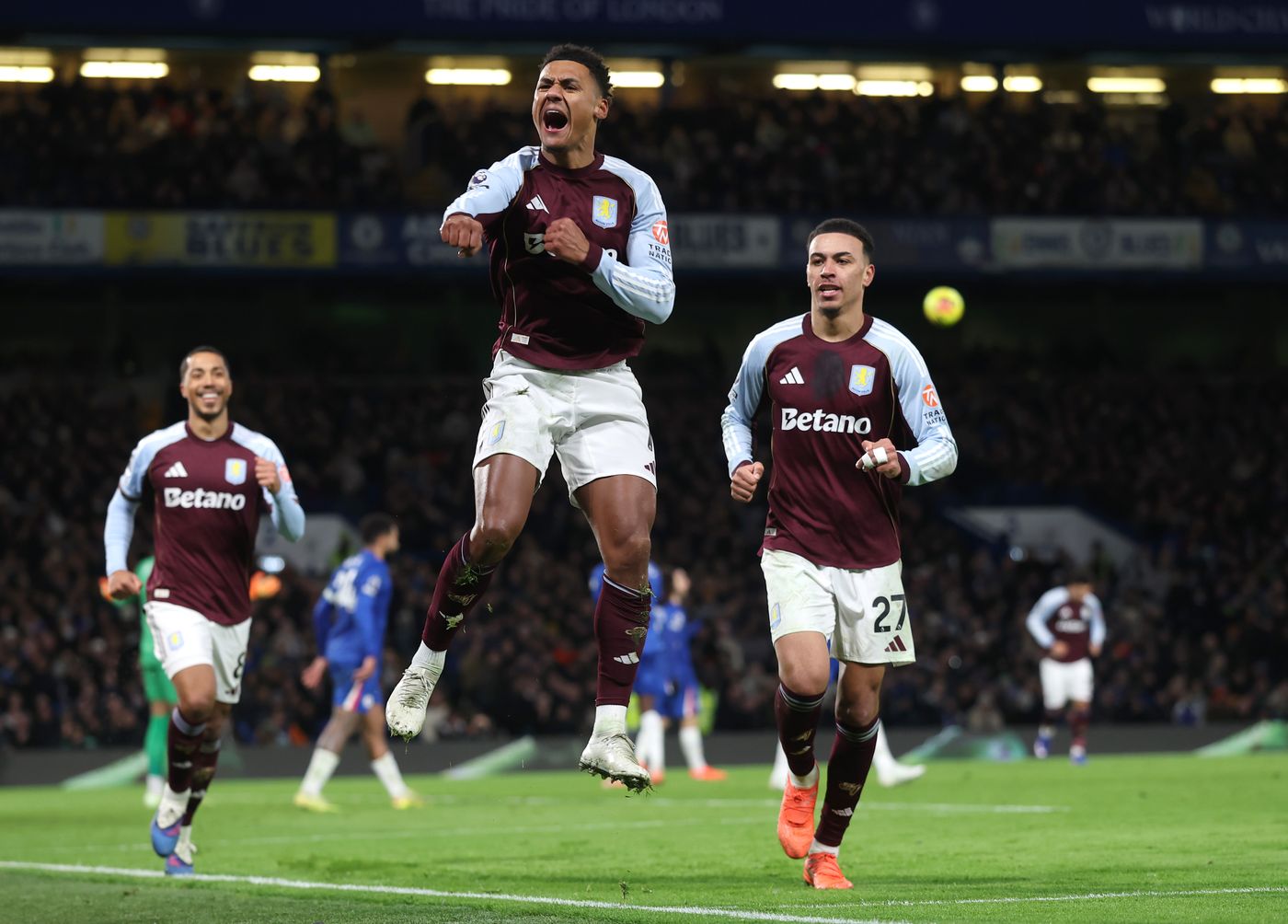 Watkins comemora com a torcida do Villa em Stamford Bridge. Foto: Divulgação / Aston Villa FC.