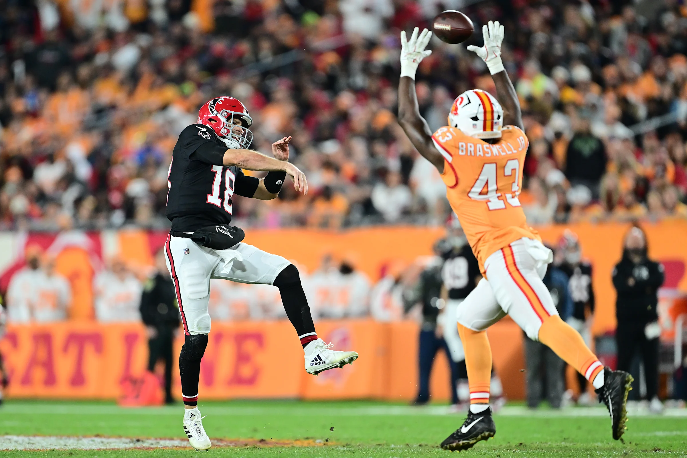 Falcons vence.