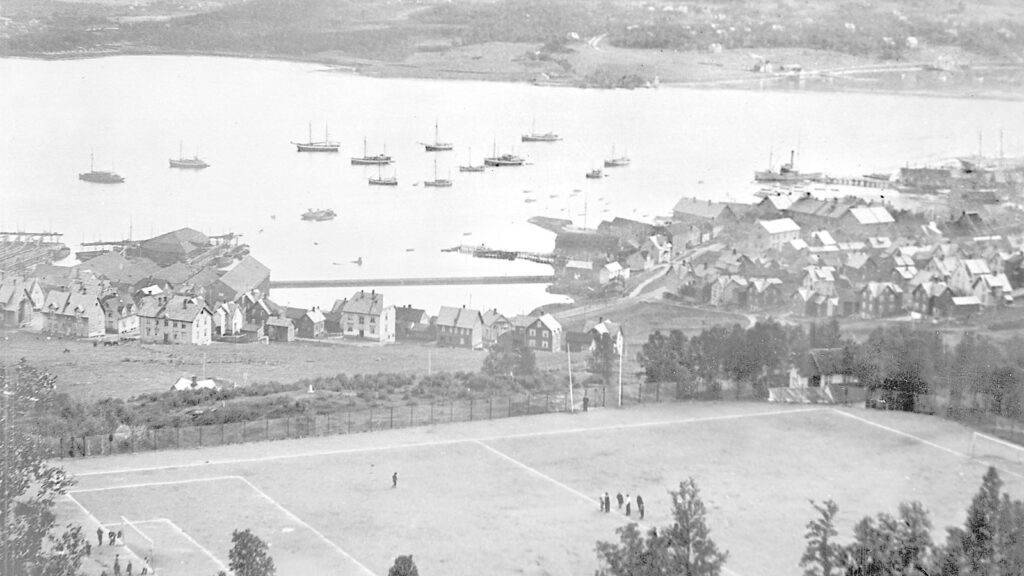 O campo desportivo municipal de Tromsø tornou-se um novo mundo para os jogadores de futebol da cidade. Só depois da Segunda Guerra Mundial é que o campo recebeu o nome de Vallhall. Atualmente a equipe manda os jogos em Alfheim. Foto: Tromsø IL/Reprodução.