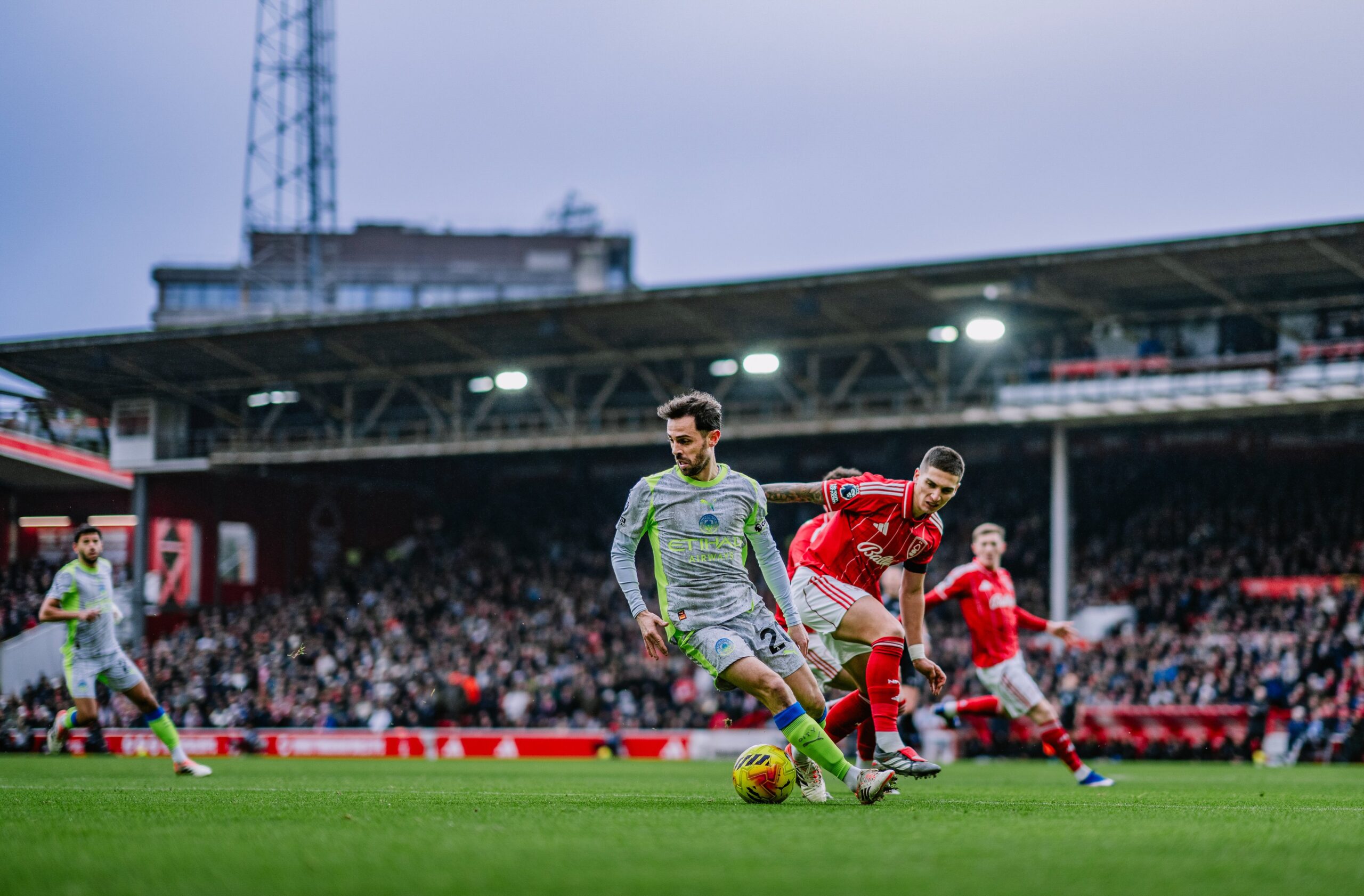 Bernardo Silva, do Manchester City, carrega a bola durante jogo contra o Nottingham Forest