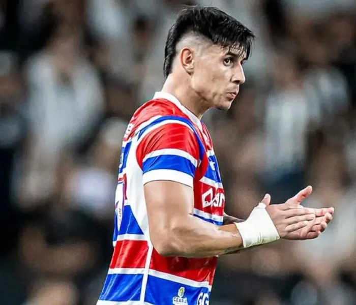 Adam Bareiro em ação no clássico entre Fortaleza e Ceará, pelo Brasileirão 2025. Foto: Reprodução/Urbnews