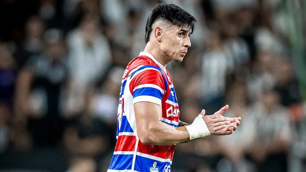 Adam Bareiro em ação no clássico entre Fortaleza e Ceará, pelo Brasileirão 2025. Foto: Reprodução/Urbnews