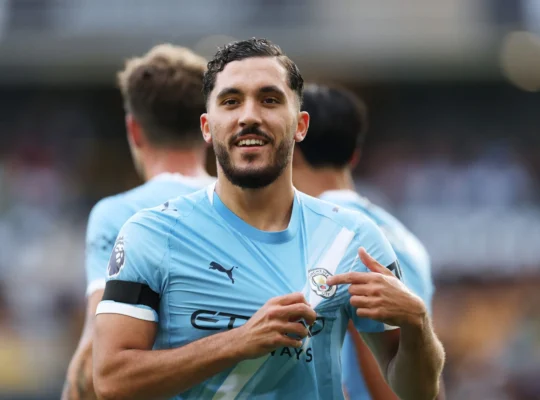 Rayan Cherki comemora o gol marcado. Foto: Michael Regan/Getty Images
