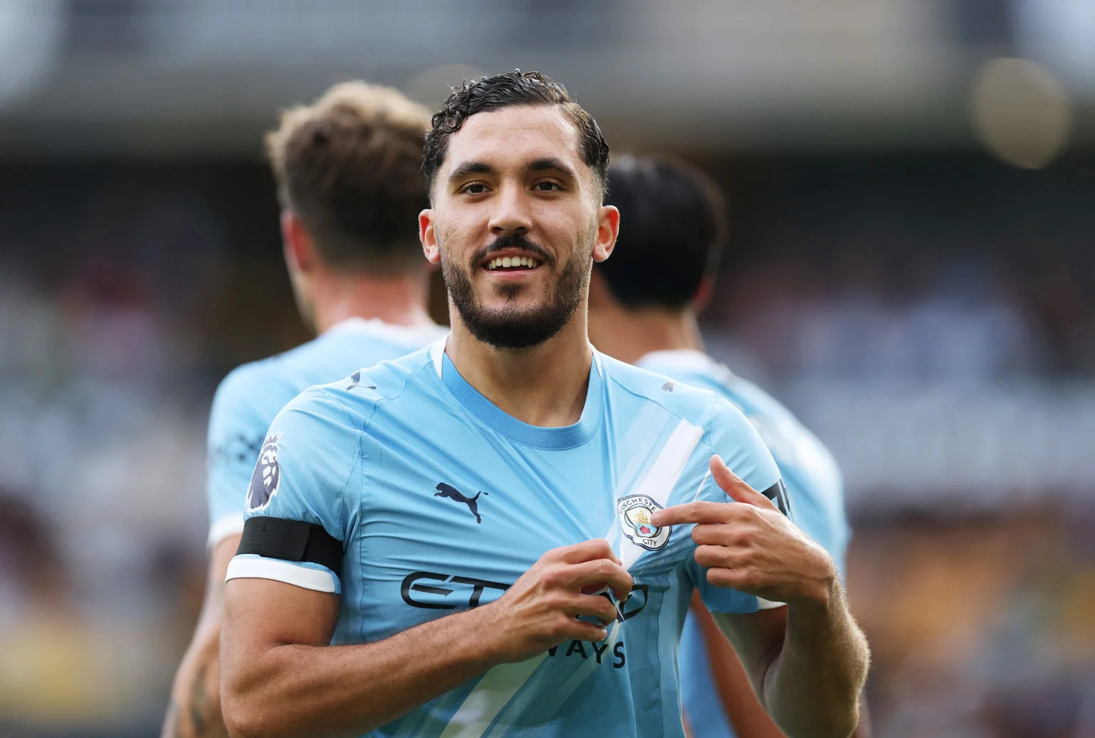 Rayan Cherki comemora o gol marcado. Foto: Michael Regan/Getty Images