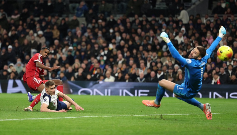 Isak marca em vitória do Liverpool sobre o Tottenham pela Premier League